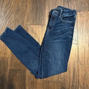 AE DARK WASH SKINNY JEANS